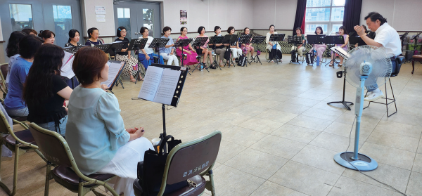 지난 10일 수원시 팔달구의 수원여성합창단 연습실에서 합창단이 제31회 정기연주회 연습을 하고 있다. 김보람기자