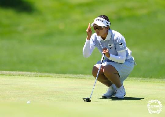 그린을 읽는 김민주. 사진[연합뉴스]