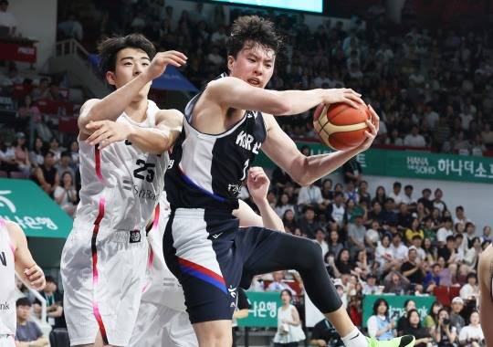 리바운드 잡는 이현중. 사진[연합뉴스]