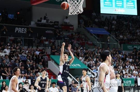 슛하는 이현중 / 사진=연합뉴스