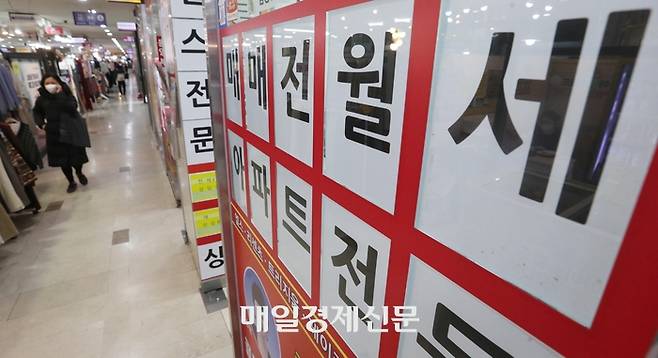 서울 송파구 한 부동산중개업소 전면부에 전월세 안내 문구가 붙어 있다. [이승환 기자]