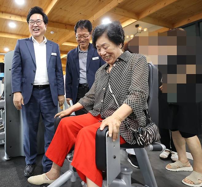 지난 7일 동작구 어르신 전용 헬스장을 찾은 박일하 서울 동작구청장. <제공=동작구>