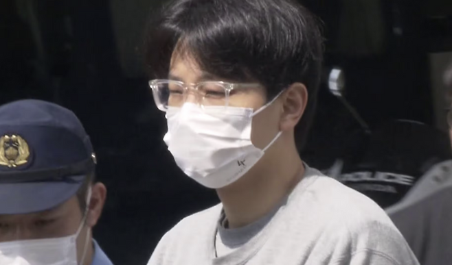 지난 5월 일본에서 토익 대리시험을 치른 혐의로 체포된 중국인 유학생 왕씨가 연행되고 있다. [유튜브 캡처]