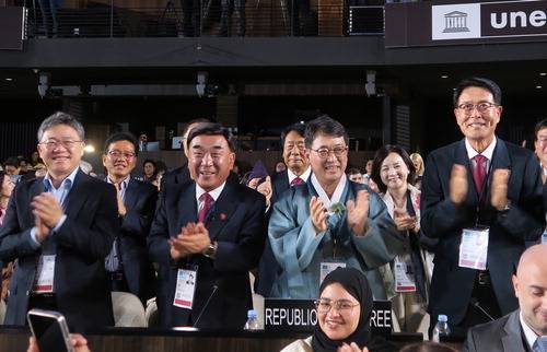 12일(현지시간) 프랑스 파리 유네스코 본부에서 열린 제47차 세계유산위원회에서 '반구천 암각화'의 세계유산 등재가 확정되자 한국 대표단이 환호하고 있다. 왼쪽부터 박정하 의원, 김두겸 울산시장, 최응천 국가유산청장, 이순걸 울주군수. 국가유산청