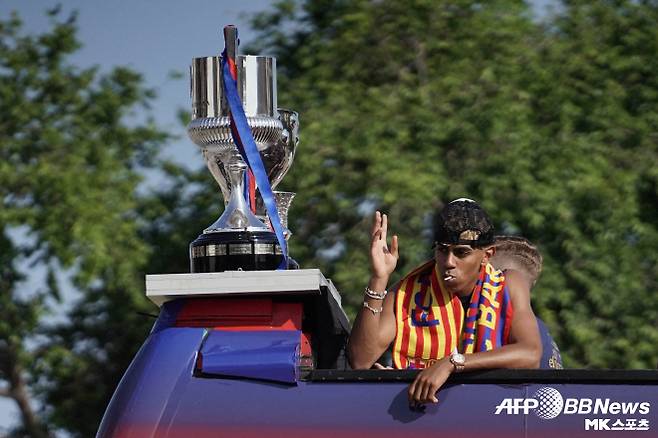 ‘안테나3’의 한 프로그램 ‘에스페호 푸블리코’는 익명의 제보를 공개했다. “클라우디아와 직접 얘기할 기회가 있었다. 야말 측은 클라우디아에게 파티에 참석할 수 있는 여성의 조건을 제시했다. 더 큰 문제는 파티에 참석한 여성들에겐 1만 유로(한화 약 1,611만 원)에서 2만 유로(약 3,223만 원)에 달하는 카드가 제공됐을 것이란 사실이다.” 야말은 이와 같은 의혹에 대해 별다른 입장을 내지 않고 있다. 사진=AFPBBNews=News1