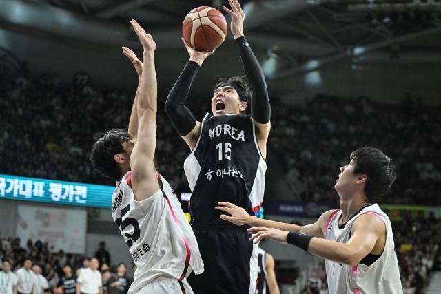 3쿼터 가장 빛난 별은 김종규였다. 태극마크가 함께하면 더욱 강해지는 그가 드디어 부활했다. 덩크 포함 9점을 집중, 일본의 추격 의지를 꺾었다. 사진=대한민국농구협회 제공