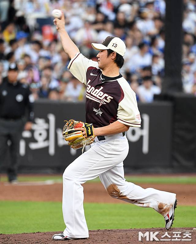 최정이 12일 올스타전에서 공을 뿌리고 있다. 사진(대전)=천정환 기자