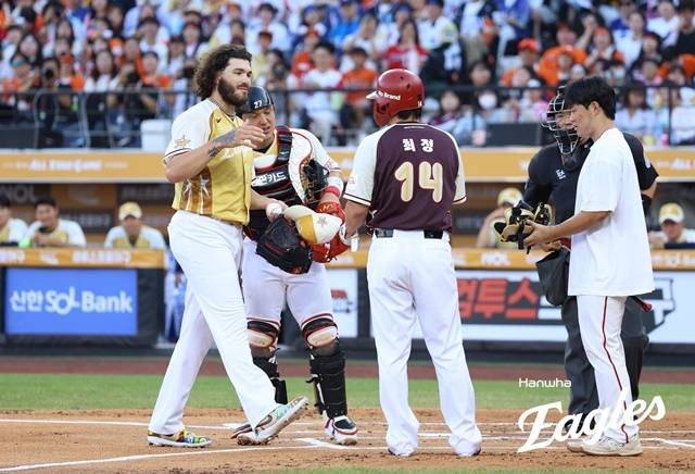 폰세가 올스타전에서 최정을 맞춘 뒤 미안함을 표하고 있다. 사진=한화 제공