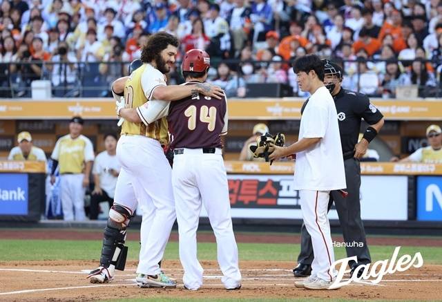 최정과 포옹하고 있는 폰세. 사진=한화 제공