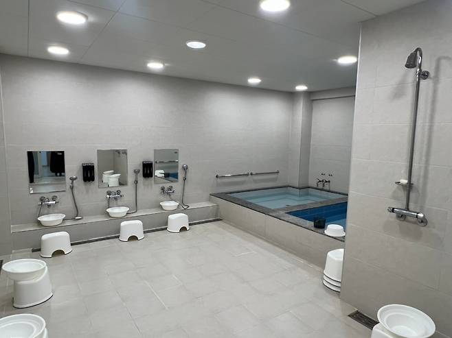 11일 오전 서울 용산구 동자동에 위치한 비타민 목욕탕 내부 모습. 한쪽에는 온탕과 냉탕이 구비돼있고 그 옆에서는 앉아서 씻을 수 있는 공간이 마련돼 있다./사진=민수정 기자.