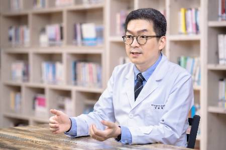 강승범 보은병원 원장이 조현병의 치료 방안에 대해 이야기하고 있다.