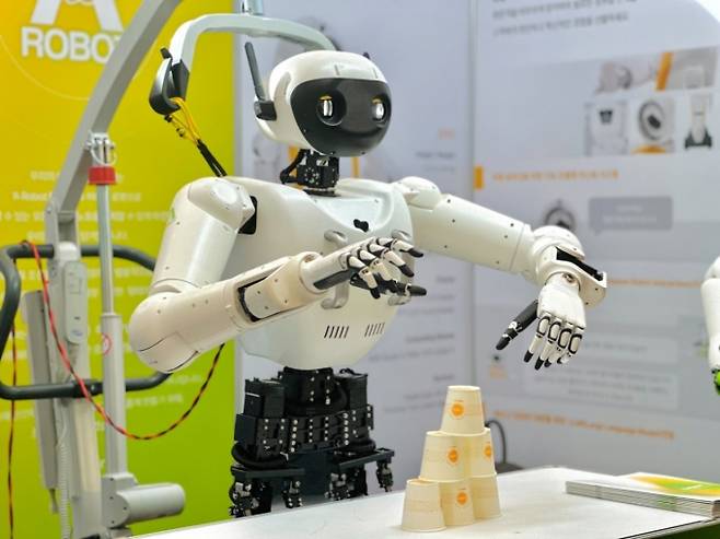 에이로봇의 이족 보행 휴머노이드 로봇 '앨리스' /사진=에이로봇 제공