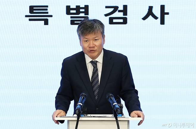 (서울=뉴스1) 오대일 기자 = 윤석열 전 대통령 부인 김건희 여사와 관련한 각종 의혹 사건을 수사하는 민중기 특별검사팀 문홍주 특검보가 9일 오후 서울 종로구 KT광화문빌딩에서 정례 브리핑을 하고 있다. 2025.7.9/뉴스1  Copyright (C) 뉴스1. All rights reserved. 무단 전재 및 재배포,  AI학습 이용 금지. /사진=(서울=뉴스1) 오대일 기자