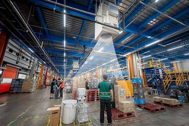 이천2센터 허브 공정에 설치된 대공간 냉방기기(Unit Cooler)와 대형 실링팬(HVLS). 대형 실링팬이 찬 공기를 순환시켜 냉방 효과를 높인다. /사진제공=CFS