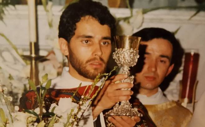 김하종 신부가 1987년 사제서품을 받은 뒤 첫 미사를 드리고 있다. /사진제공=김하종 신부.