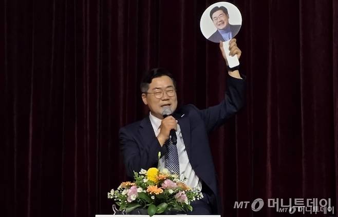 박찬대 더불어민주당 당대표 후보가 12일 충남 천안시 서북구 나사렛대학교 패치홀에서 열린 '더불어민주당 당대표 후보 게릴라 토크콘서트'에서 자신의 얼굴이 그려진 손팻말을 들고 발언 기회를 요구하고 있다. /사진=뉴스1