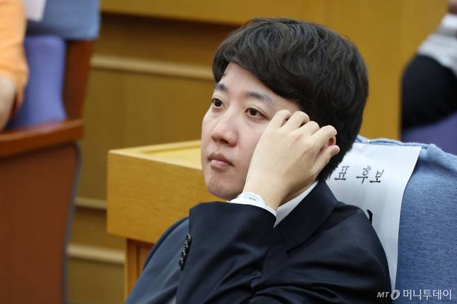 개혁신당 차기 당대표 선거에 단독 출마한 이준석 의원이 13일 오후 서울 여의도 국회에서 열린 개혁신당 제2차 전당대회 1차 온라인토론회에 참석해 있다.  2025.7.13/뉴스1  Copyright (C) 뉴스1. All rights reserved. 무단 전재 및 재배포,  AI학습 이용 금지.