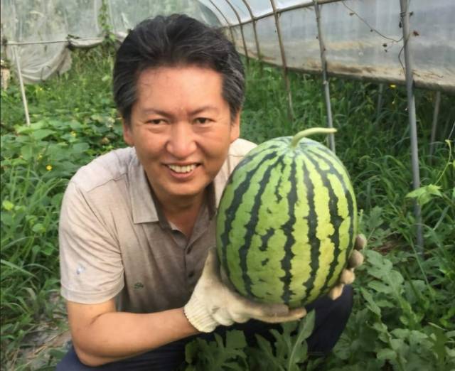 왕수박 들고 있는 정청래 더불어민주당 의원. 정청래 의원 페이스북 캡처