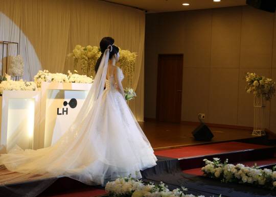 경남 진주 LH 본사 사옥 예식 공간이 개방된 후 지난 4월 일반인 결혼식이 진행되는 모습. LH 제공