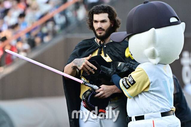12일 대전 한화생명 볼파크 야구장에서 열린 '2025 신한 SOL뱅크 KBO 올스타' 드림 올스타(삼성·두산·KT·SSG·롯데) - 나눔 올스타(KIA·LG·한화·NC·키움) 경기.나눔 선발 폰세가 다스베이더 변장으로 등장하고 있다./대전=한혁승 기자 hanfoto@mydaily.co.kr