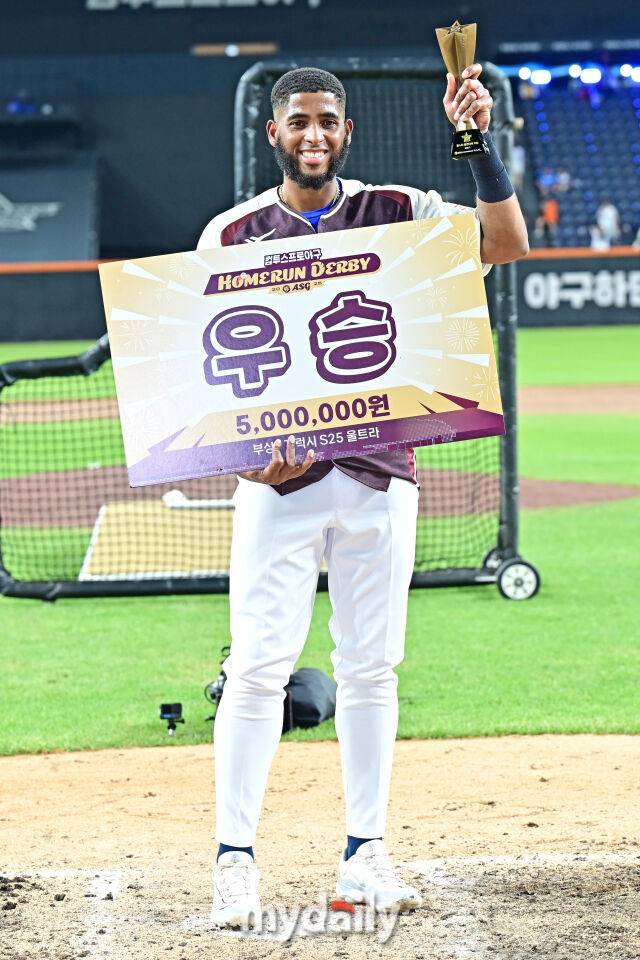 11일 대전 한화생명 볼파크 야구장에서 열린 2025 신한 SOL뱅크 KBO 올스타 프라이데이 컴투스프로야구 홈런더비. 삼성 디아즈가 우승을 차지한 후 포즈를 취하고 있다./대전=한혁승 기자