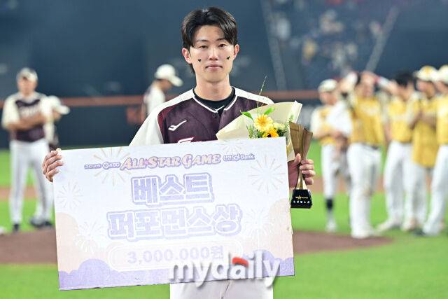 12일 대전 한화생명 볼파크 야구장에서 열린 '2025 신한 SOL뱅크 KBO 올스타' 드림 올스타(삼성·두산·KT·SSG·롯데) - 나눔 올스타(KIA·LG·한화·NC·키움) 경기. 드림 전민재가 베스트 퍼포먼스상을 수상하고 있다./대전=한혁승 기자