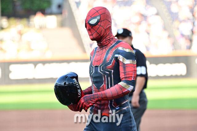 12일 대전 한화생명 볼파크 야구장에서 열린 '2025 신한 SOL뱅크 KBO 올스타' 드림 올스타(삼성·두산·KT·SSG·롯데) - 나눔 올스타(KIA·LG·한화·NC·키움) 경기. 나눔 박해민이 1회말 2사 1루에 스파이더맨으로 변신해 타석에 들어섰다./대전=한혁승 기자 hanfoto@mydaily.co.kr