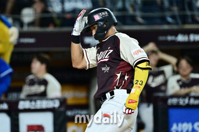 12일 대전 한화생명 볼파크 야구장에서 열린 '2025 신한 SOL뱅크 KBO 올스타' 드림 올스타(삼성·두산·KT·SSG·롯데) - 나눔 올스타(KIA·LG·한화·NC·키움) 경기. 드림 안현민이 8회초 2사에 솔로포를 친 후 기뻐하고 있다./대전=한혁승 기자 hanfoto@mydaily.co.kr