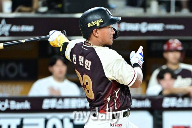 12일 대전 한화생명 볼파크 야구장에서 열린 '2025 신한 SOL뱅크 KBO 올스타' 드림 올스타(삼성·두산·KT·SSG·롯데) - 나눔 올스타(KIA·LG·한화·NC·키움) 경기. 드림 안현민이 6회초 무사 2루에 1타점 적시 2루타를 치고 있다./대전=한혁승 기자 hanfoto@mydaily.co.kr