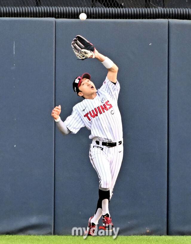 28일 오후 서울 잠실야구장에서 진행된 '2025 프로야구 KBO리그' LG트윈스와 한화이글스의 경기. LG 박해민이 1회초 1사에서 문현빈의 타구를 잡아내고 있다./마이데일리