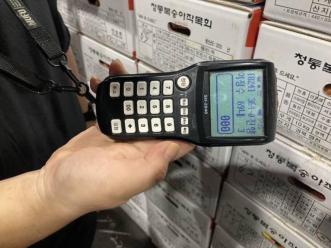 경매에 사용되고 있는 전자식 응찰기. 중간도매상인들은 이걸 통해 본인이 원하는 가격을 입력한다. 손인규 기자