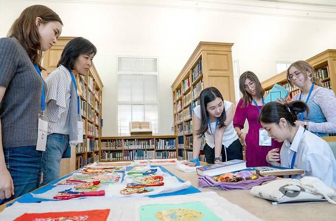 케임브리지 첫 한국의날 축제 한국체험 모습