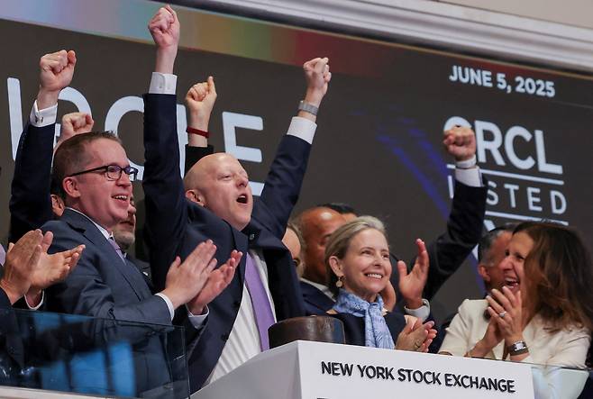 서클 인터넷 그룹의 CEO이자 공동 창립자인 제러미 알레어(앞줄 왼쪽에서 두번째)가 지난달 5일 회사 IPO 당일 오프닝 벨을 울리고 있는 모습. [로이터]