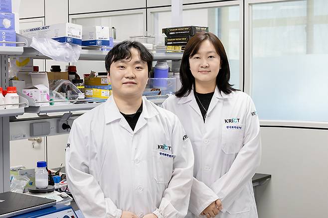 이번 연구를 수행한 석정돈(오른쪽) 한국화학연구원 박사와 최준영 한국화학연구원 UST 학생연구원.[한국화학연구원 제공]
