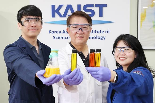 은현민(왼쪽부터) KAIST 박사과정,이상엽 특훈교수 신디 박사가 개발한 고효율 루테인 균주를 들어보이고 있다.[KAIST 제공]