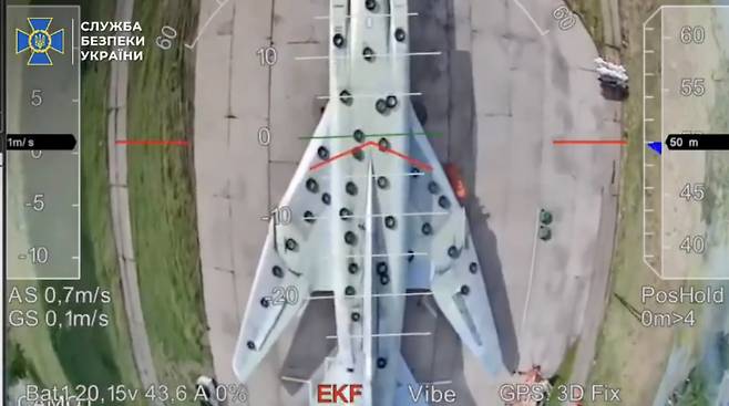 6월 1일(현지 시간) 우크라이나 보안국이 공개한 영상에서 우크라이나 드론이 러시아 영토 깊숙이 침투해 전투기를 공격하는 모습. [로이터]