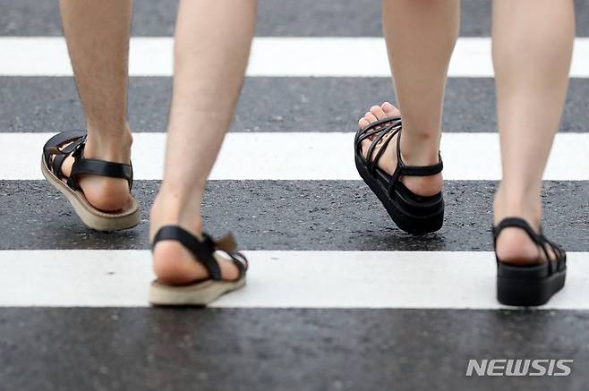 [서울=뉴시스] 백동현 기자 = 지난 2022년 11일 서울 시내 곳곳에서 시민들이 제각기 다양한 신발을 신고 이동하고 있다. 해당 사진은 기사와 직접 관련이 없습니다. 2022.08.13. livertrent@newsis.com