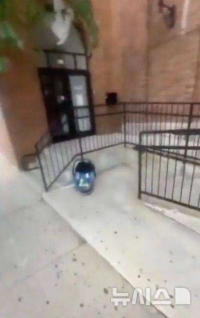 [서울=뉴시스]미국 시카고의 한 교회 계단에 차량 강도에 의해 버려진 아기와 카시트 모습(사진=뉴욕포스트) 2025.7.10