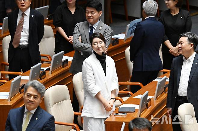 [서울=뉴시스] 국회사진기자단 = 강선우 여성가족부 장관 후보자가 지난달 26일 국회에서 열린 제426회국회(임시회) 제2차 본회의에 참석하고 있다. 2025.06.26. photo@newsis.com