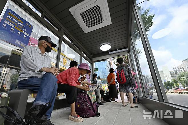 [광주=뉴시스] 박기웅 기자 = 2일 오후 광주 북구 두암동 말바우시장(동) 정류장에 설치된 스마트쉘터가 버스를 기다리는 시민들로 붐비고 있다. 2024.08.02. pboxer@newsis.com