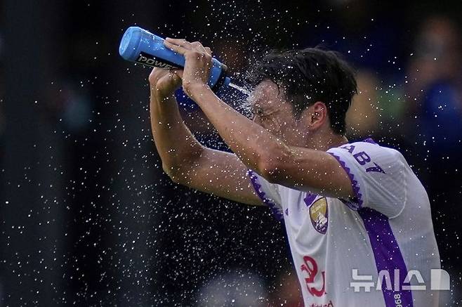 [올랜도=AP/뉴시스] 알아인(아랍에미리트)의 박용우가 26일(현지 시간) 미국 워싱턴의 아우디 필드에서 열린 2025 국제축구연맹(FIFA) 클럽 월드컵 조별리그 G조 3차전 위다드 카사블랑카(모나코)와의 경기 중 더위를 식히고 있다. 16강 진출 탈락이 확정됐던 알아인은 2-1로 역전승을 거두고 아시아 구단 중 처음으로 승점을 챙겼다. 2025.06.27.