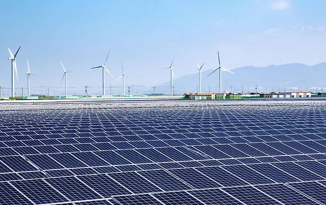 [영광=뉴시스] 전남 영광군에 조성된 풍력·태양광 재생에너지 발전단지 전경. (사진=영광군 제공) photo@newsis.com *재판매 및 DB 금지