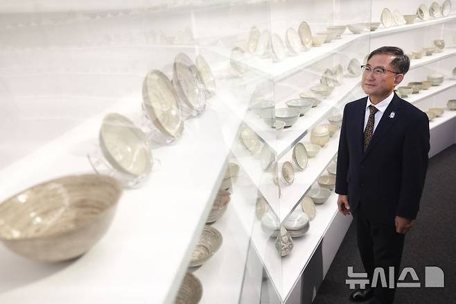[서울=뉴시스] 김근수 기자 = 김재홍 국립중앙박물관장이 9일 서울 용산구 국립중앙박물관에서 뉴시스와 인터뷰를 마치고 유물들을 살펴보고 있다. 2025.07.09. ks@newsis.com