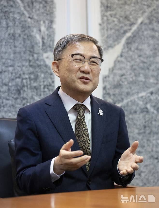 [서울=뉴시스] 김근수 기자 = 김재홍 국립중앙박물관장이 9일 서울 용산구 국립중앙박물관에서 뉴시스와 인터뷰를 하고 있다. 2025.07.09. ks@newsis.com