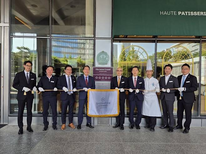 10일 열린 5성급 현판식에서 포즈를 취한 관계자들. 왼쪽부터 김새말 부총지배인, 곽호곤 시설부장, 양승철 세일즈마케팅 이사, 박남진 대우송도호텔 책임, 고기범 총지배인, 문재열 식음부장, 김수한 총주방장, 박헌찬 재경부장, 김상민 객실부장. (사진=쉐라톤 그랜드 인천) *재판매 및 DB 금지