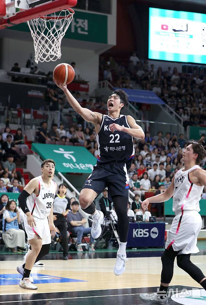 [안양=뉴시스] 김선웅 기자 = 13일 경기 안양시 정관장 아레나에서 열린 하나은행 초청 2025 남자농구 국가대표 평가전 대한민국 vs 일본 2차전 경기, 여준석이 골밑슛을 하고 있다. 2025.07.13. mangusta@newsis.com