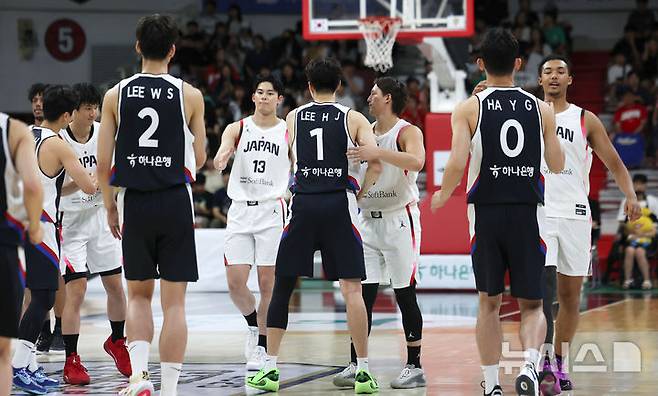 [안양=뉴시스] 김선웅 기자 = 13일 경기 안양시 정관장 아레나에서 열린 하나은행 초청 2025 남자농구 국가대표 평가전 대한민국 vs 일본 2차전 경기 시작 전 양팀 선수들이 인사를 나누고 있다. 2025.07.13. mangusta@newsis.com
