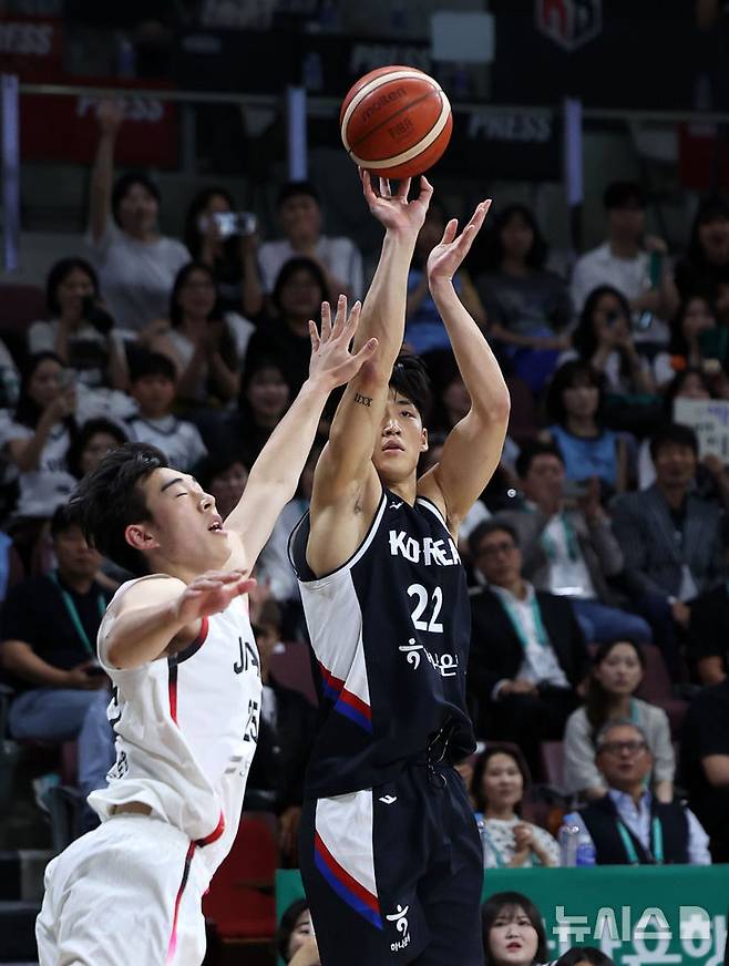 [안양=뉴시스] 김선웅 기자 = 13일 경기 안양시 정관장 아레나에서 열린 하나은행 초청 2025 남자농구 국가대표 평가전 대한민국 vs 일본 2차전 경기, 여준석이 슛을 하고 있다. 2025.07.13. mangusta@newsis.com