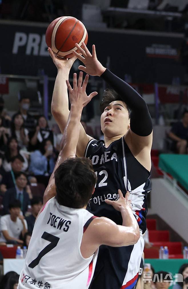 [안양=뉴시스] 김선웅 기자 = 13일 경기 안양시 정관장 아레나에서 열린 하나은행 초청 2025 남자농구 국가대표 평가전 대한민국 vs 일본 2차전 경기, 문정현이 골밑슛을 하고 있다. 2025.07.13. mangusta@newsis.com