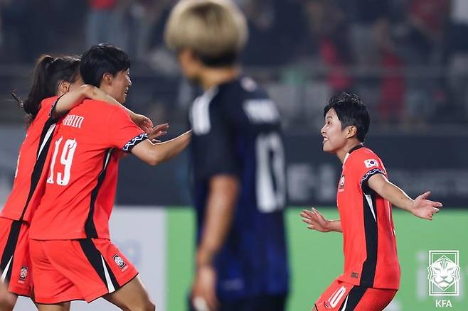 [서울=뉴시스] 황준선 기자 = 13일 오후 경기 화성시 향남읍 화성종합경기타운에서 열린 2025 동아시아축구연맹(EAFF) E-1 챔피언십 여자부 대한민국과 일본의 경기, 후반 한국 정다빈이 동점골을 넣은 뒤 동료들과 기뻐하고 있다. (사진=대한축구협회 제공) 2025.07.13. photo@newsis.com *재판매 및 DB 금지